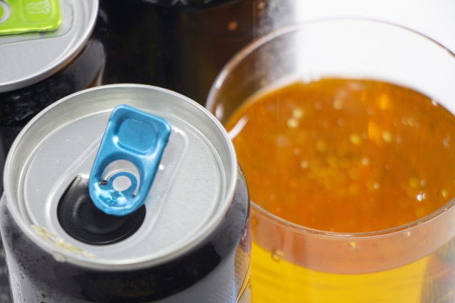 エナジードリンクを開けてコップにいれた画像