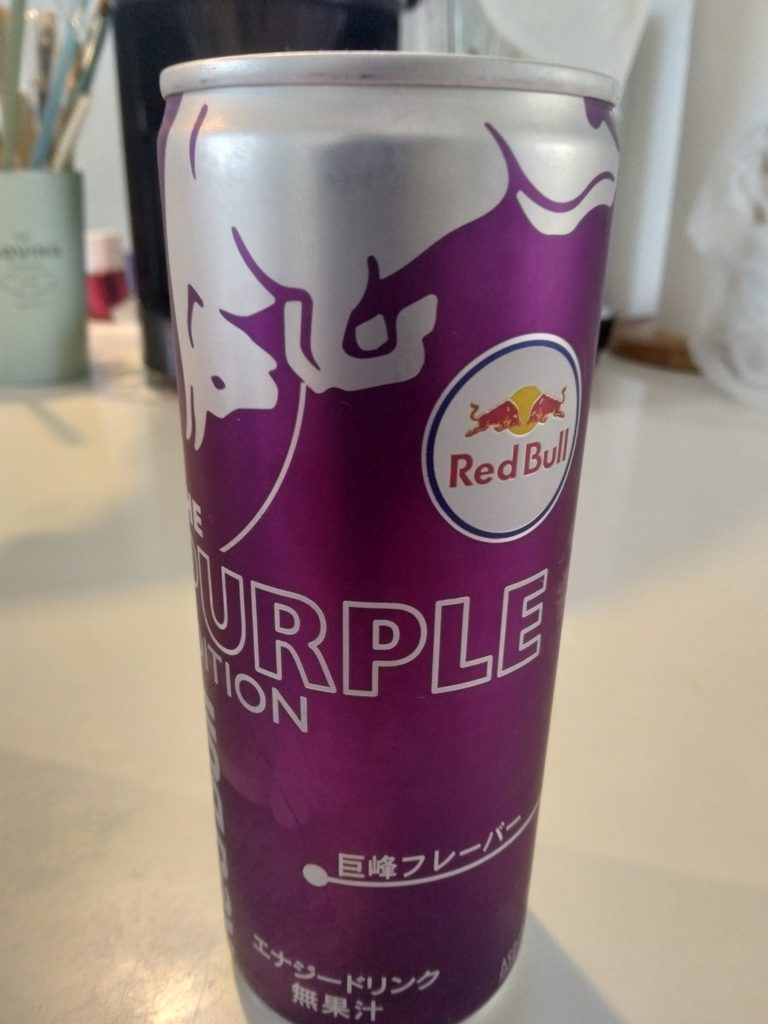 キッチンに置かれているキンキンのパープルエディション