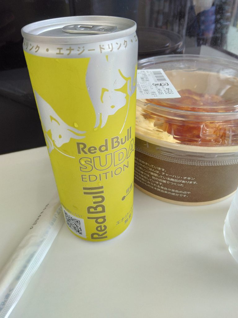 お弁当とレッドブルすだちエディション