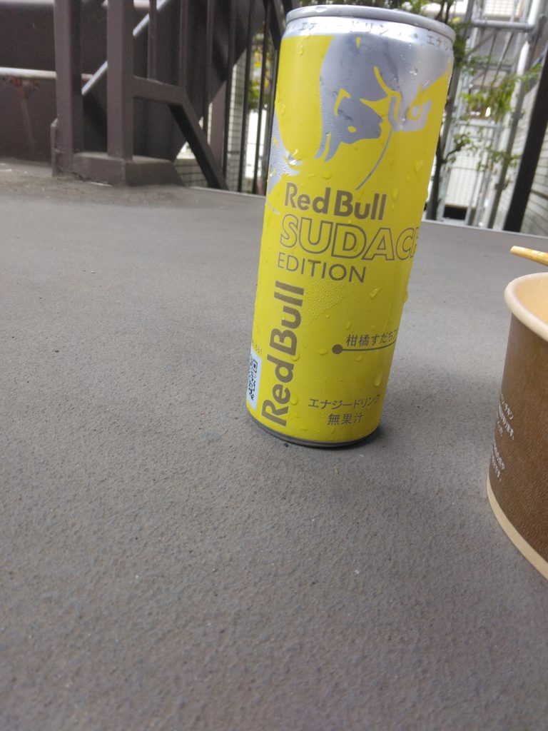 床にレッドブルすだちエディションが水滴をまとっておいてある。